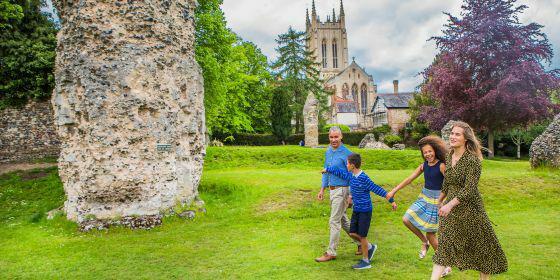Abbey Gardens Summer Family 560x280