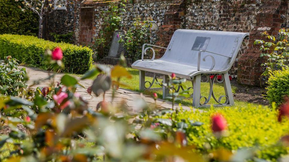 B17 Bench Appleby Rose Garden 965x540