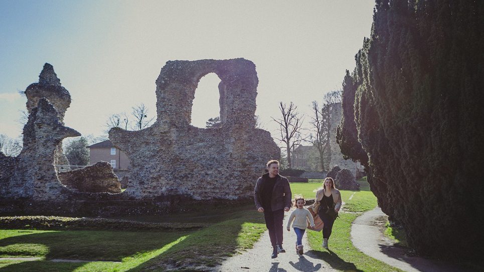 Family exploring Abbey Ruins in winter Unqiuely Emily Jackaman 965x540