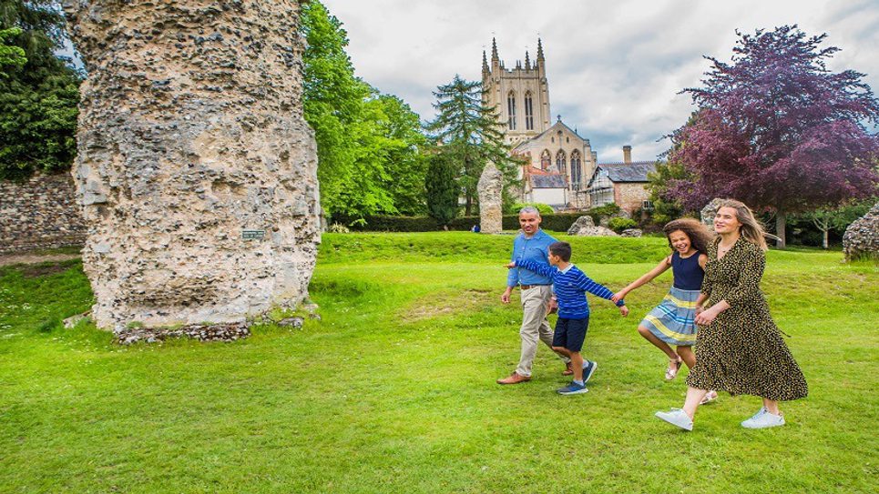 Family in Abbey Ruins Emily Fae BLOG