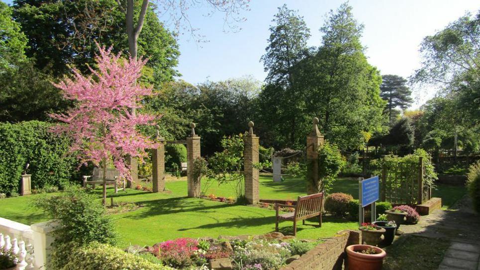 Garden of Remembrance St Edmundsbury Cathedral 965x540