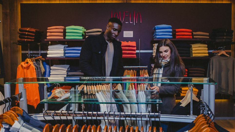 Javelin Couple Shopping 965x540