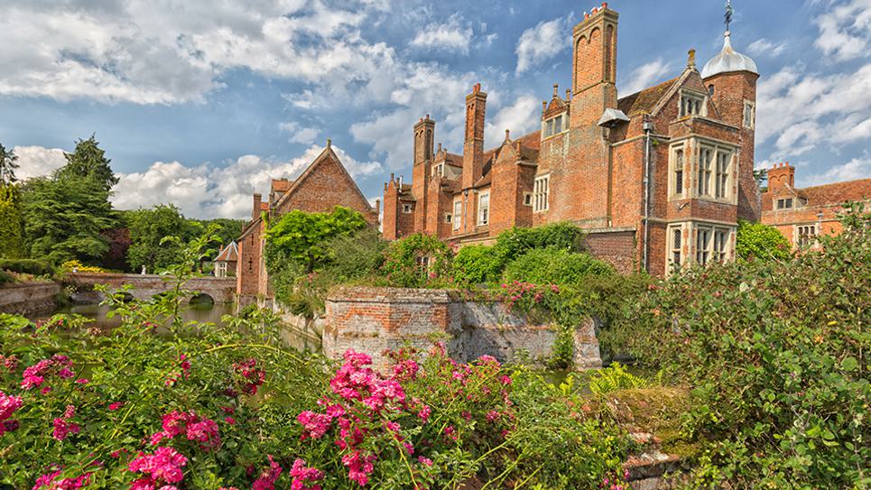 Kentwell Hall in Summer 965 x 540 px