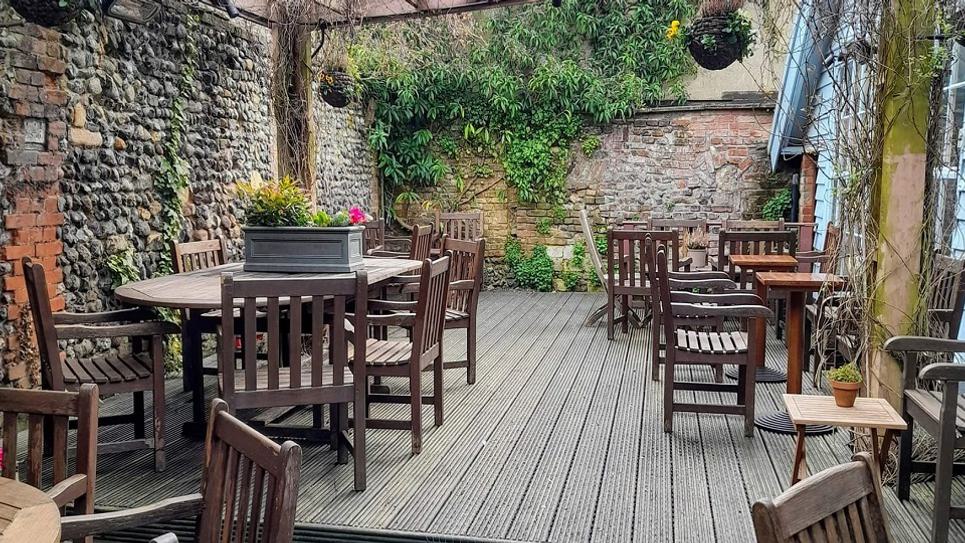 Lounge and Garden outdoor dining 965x540