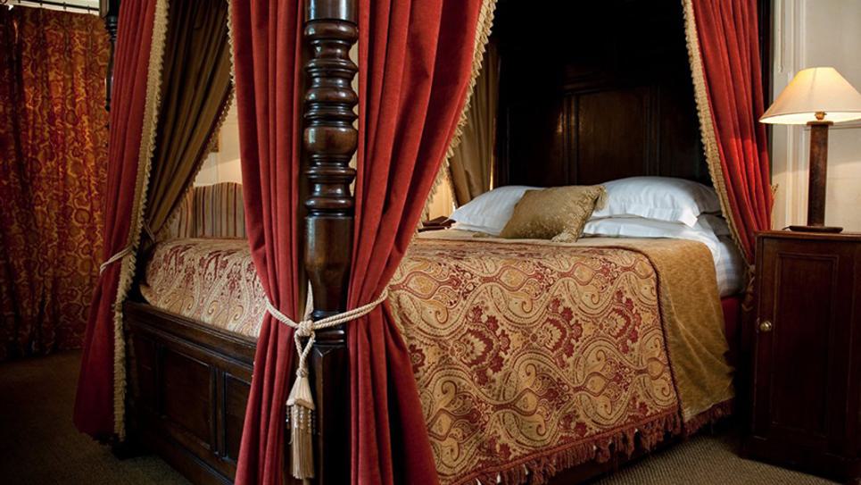 Ravenwood Hall Hotel Bedroom with 4 poster resized for blogs 2021