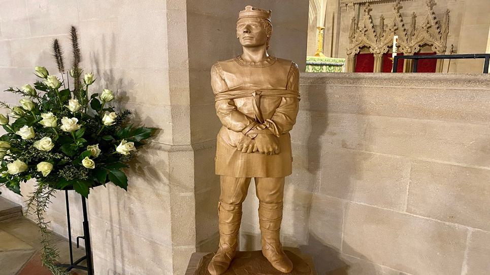St Edmund Statue in Cathedral Sue Warren 965x540