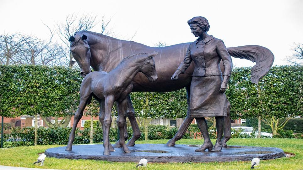 Statue of the Queen at Newmarket 965x540