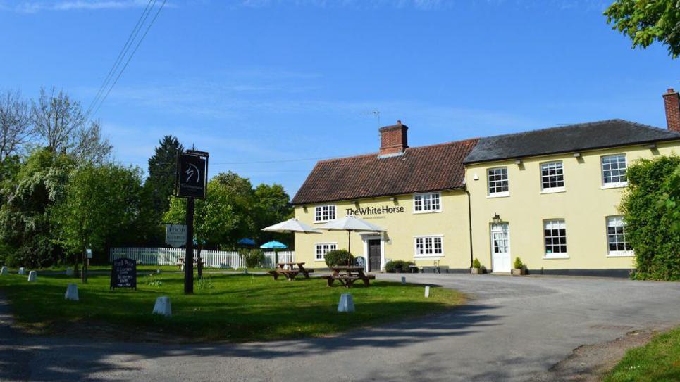 The White Horse Whepstead exterior 965x540