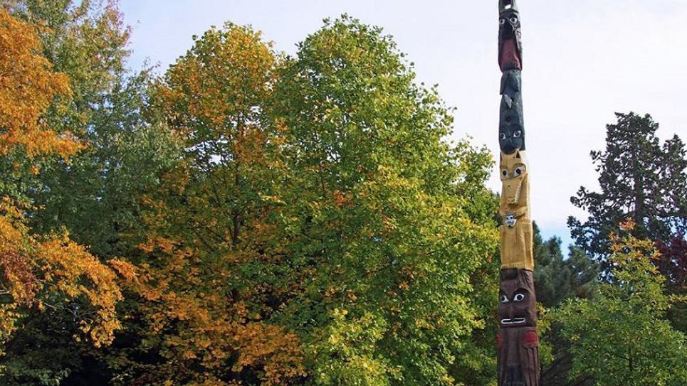 Totem pole Nowton Park wolf with head of St Edmund BLOG