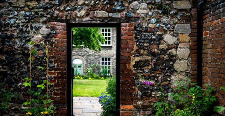 Bury St Edmunds Guildhall hidden garden 750x390