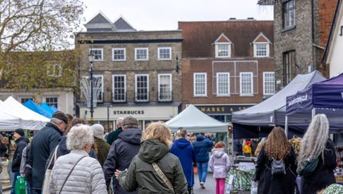 Bury St Edmunds Market shoppers winter 750x390