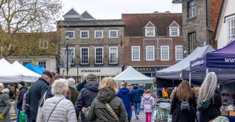 Bury St Edmunds Market shoppers winter 750x390