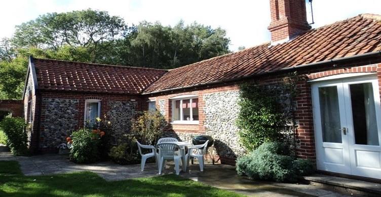Gardeners Cottage West Stow Hall exterior 750x390