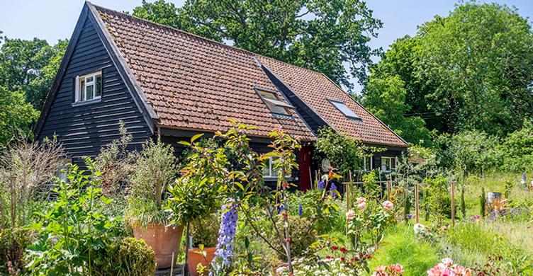 Idyllic Cottages Cottage surrounded by flowers 750 x 390 copy