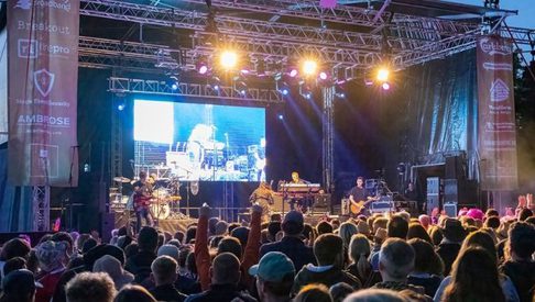 Leestock stage and crowd 750x390