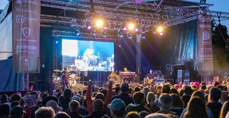 Leestock stage and crowd 750x390