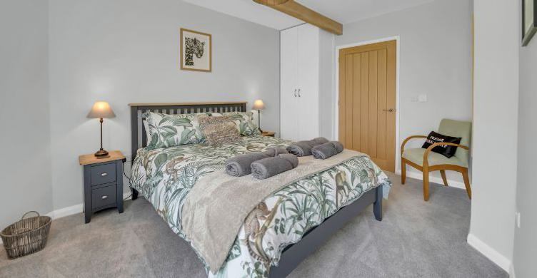 Quays Lodge bedroom 750x390