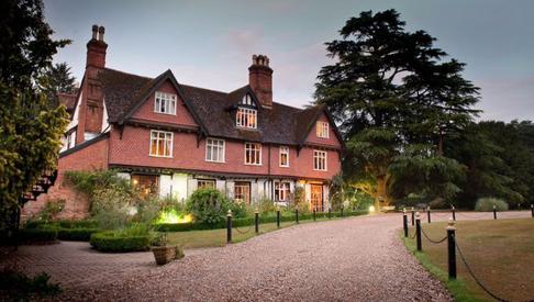 Ravenwood Hall Hotel exterior 750x390