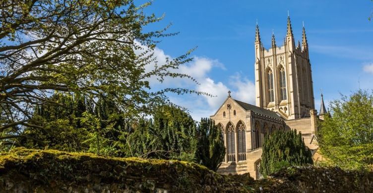 St Edmundsbury Cathedral exterior garden 750x390
