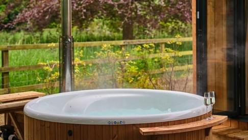 Willow Lodges Weeping Willow Hot Tub 750x390