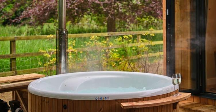 Willow Lodges Weeping Willow Hot Tub 750x390