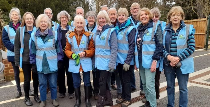 Abbey Gardens Friends volunteers 736x376