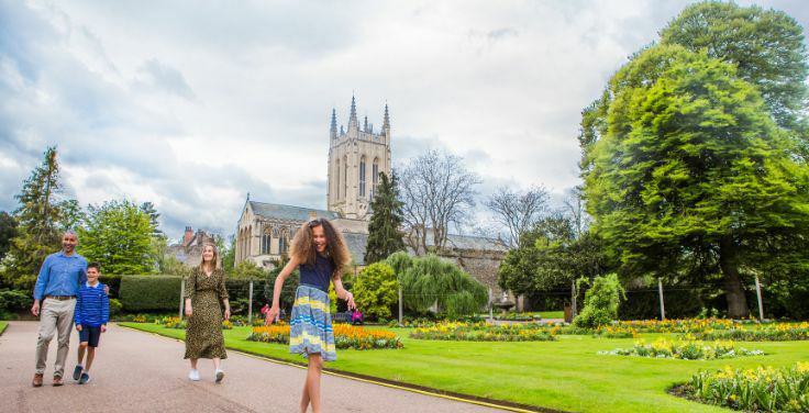 Bury St Edmunds Abbey Gardens family 736x376