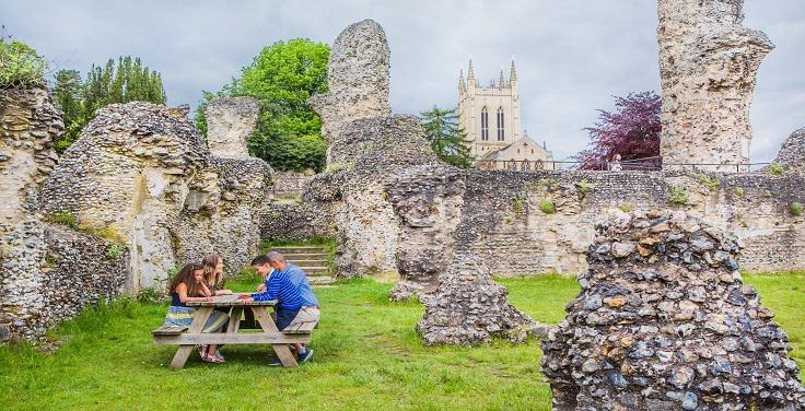 Family in Abbey Ruins 736x376