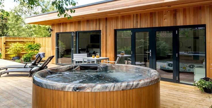 Upthorpe Lodges Hot Tub 736x376